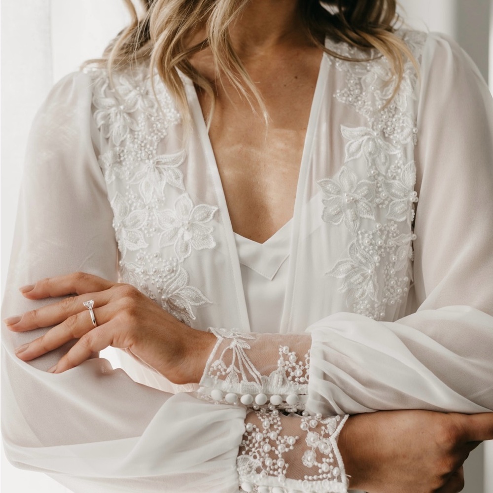 Chic Ivory Floral Embroidered Robe - Picture 1 of 4